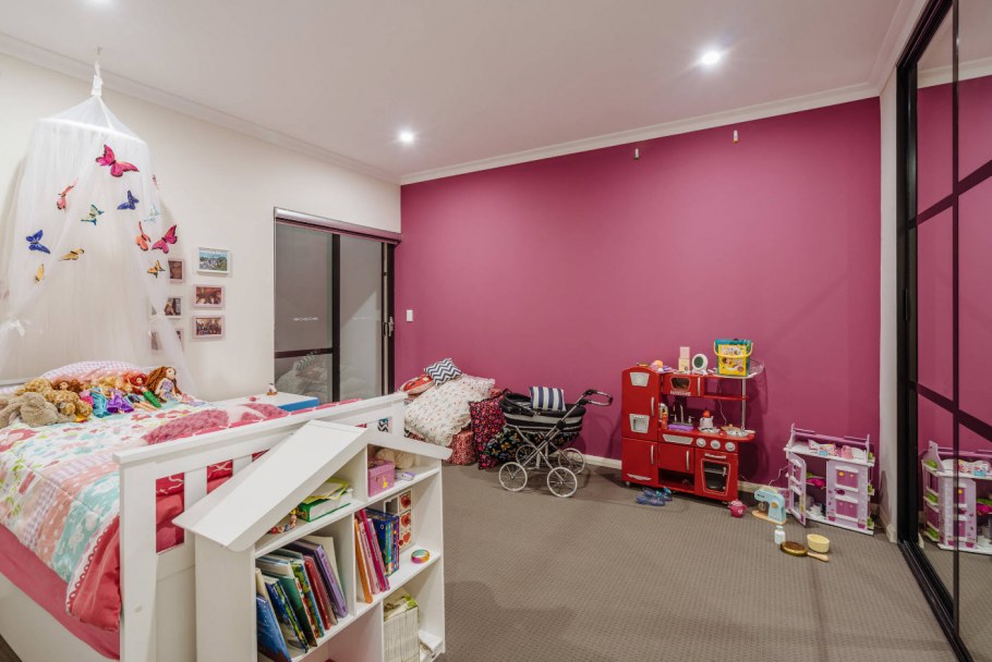 Детская в малиновом цвете