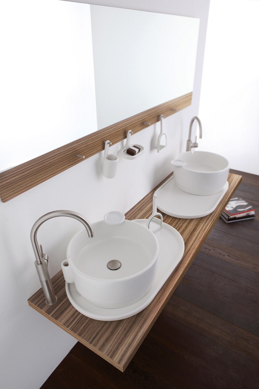 Круглая раковина в интерьере ванной