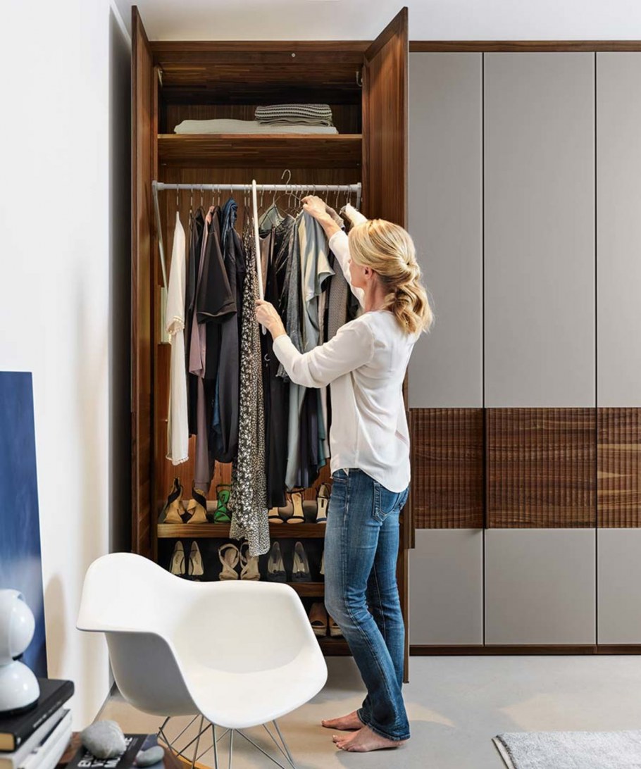 Шкаф купе с вещами