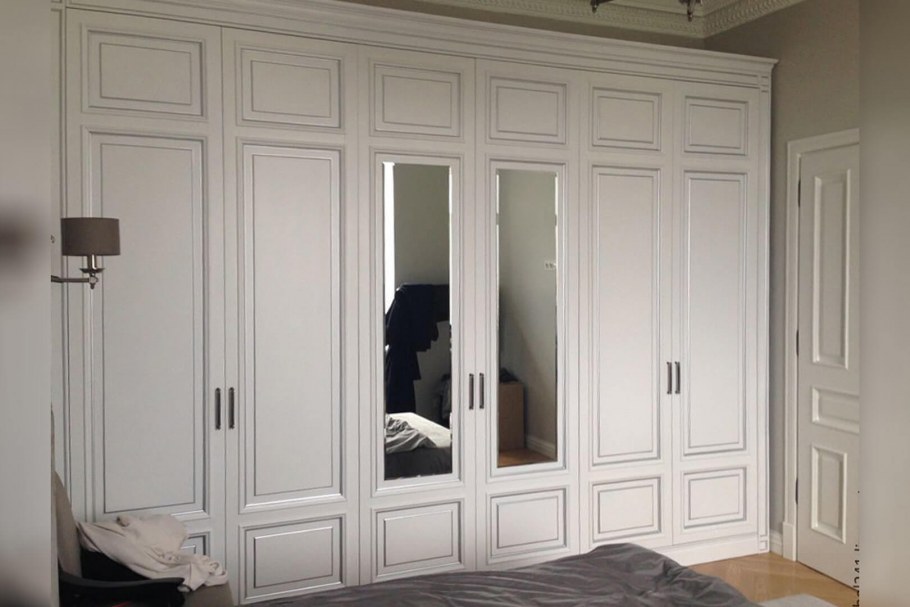 Белый классический шкаф