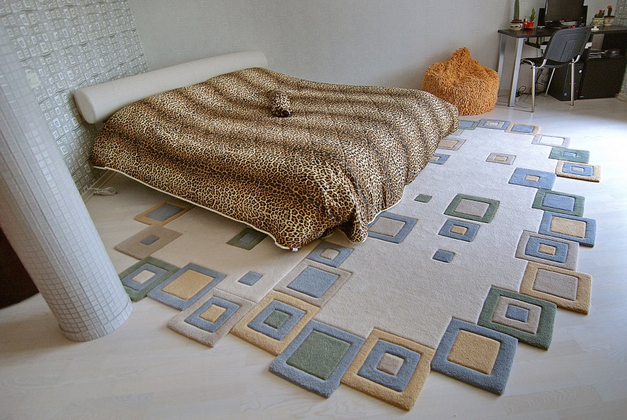 Полосатый ковер в интерьере