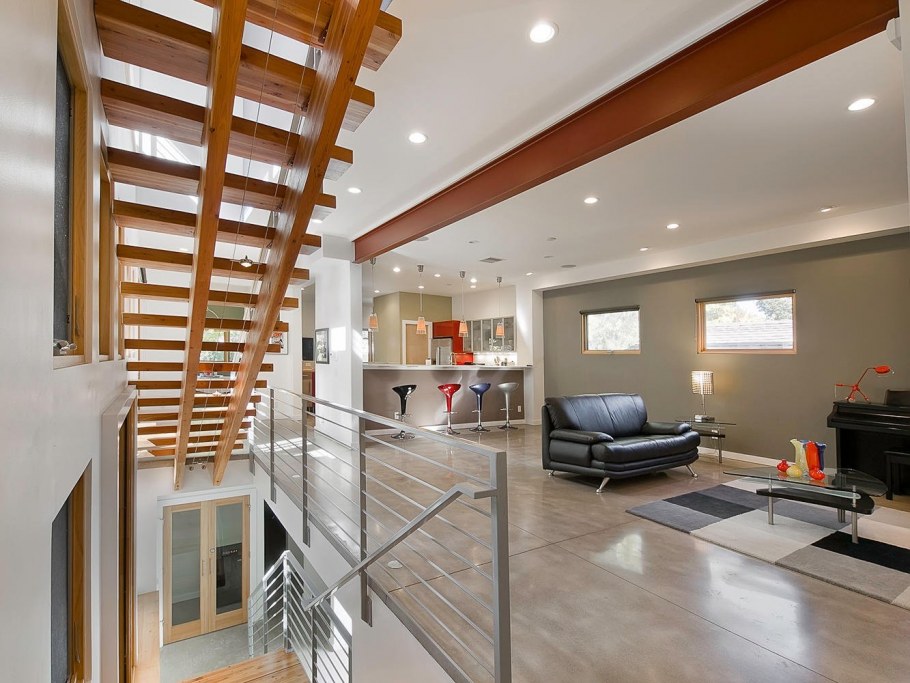 Двухэтажный дом изнутри