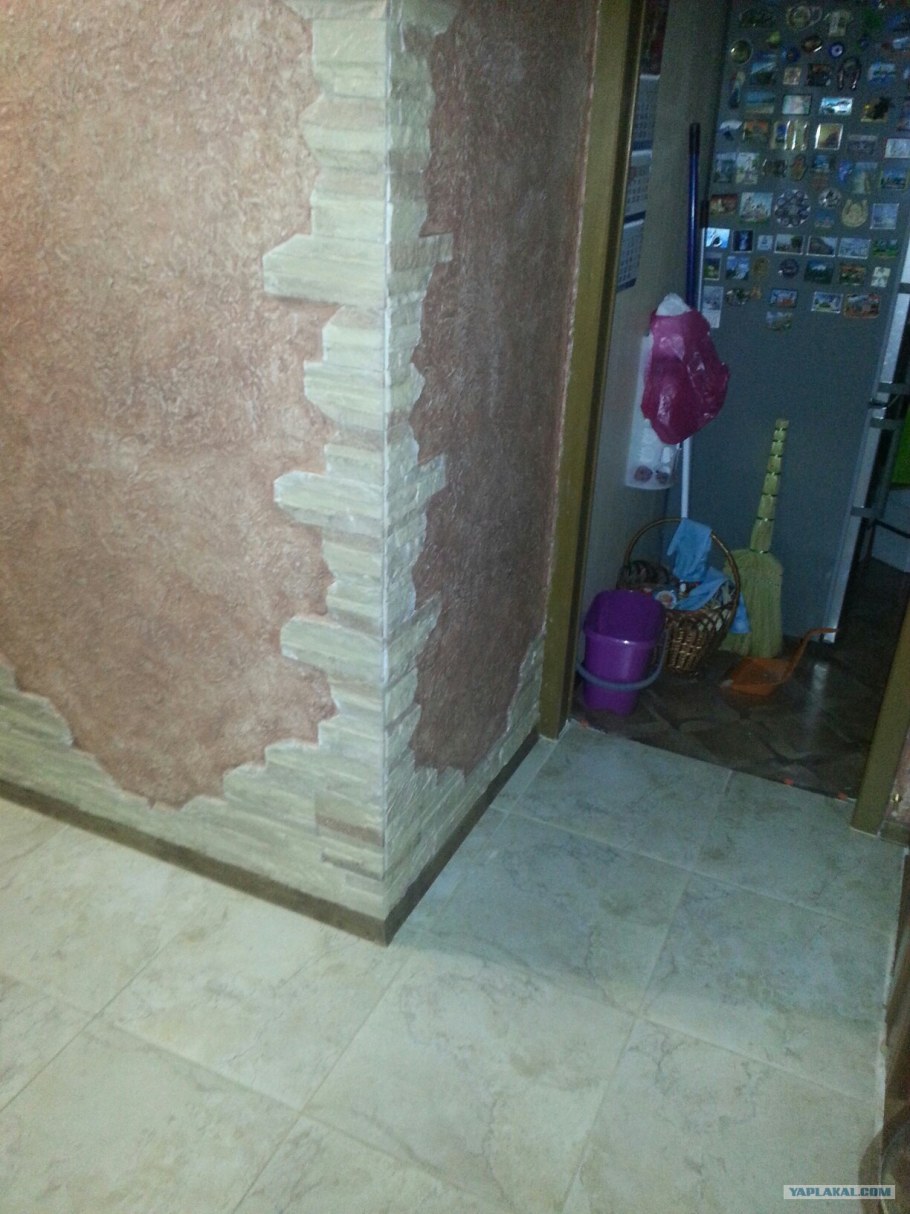 Плинтус по стене с декоративным камнем