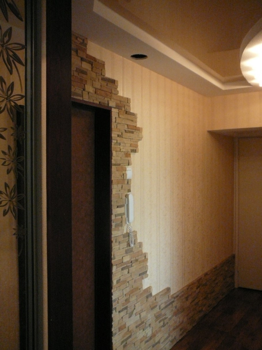 Стык разных обоев на одной стене