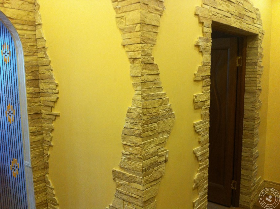 Декор угла в прихожей