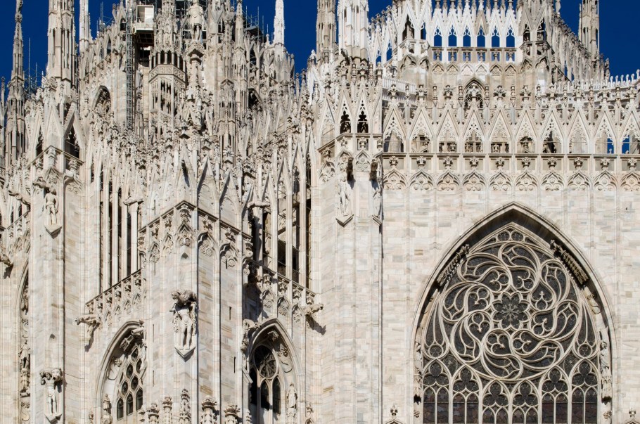 Характерная форма арки в романской архитектуре?