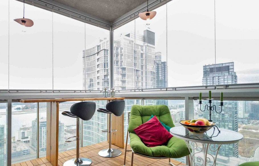 Обеденный стол на лоджии