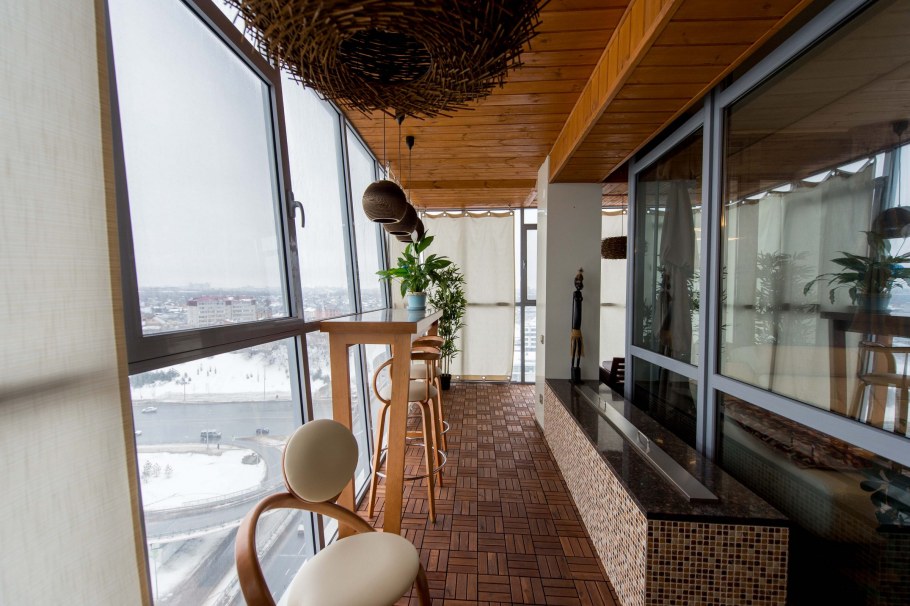 Барная стойка на лоджии с панорамными окнами