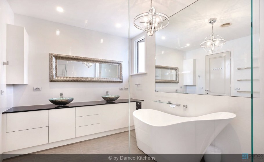 Белая плитка в ванной комнате