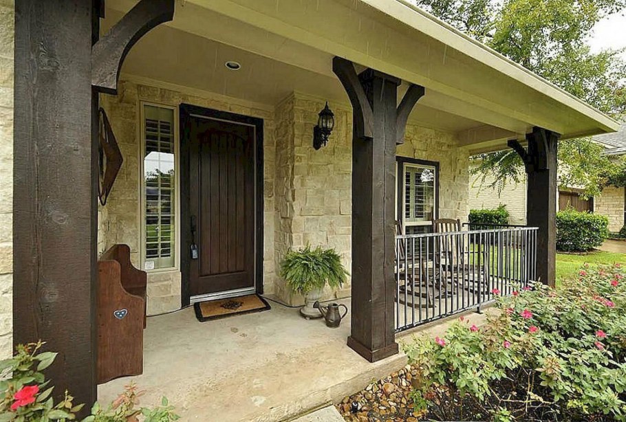 Крыльцо с входной дверью