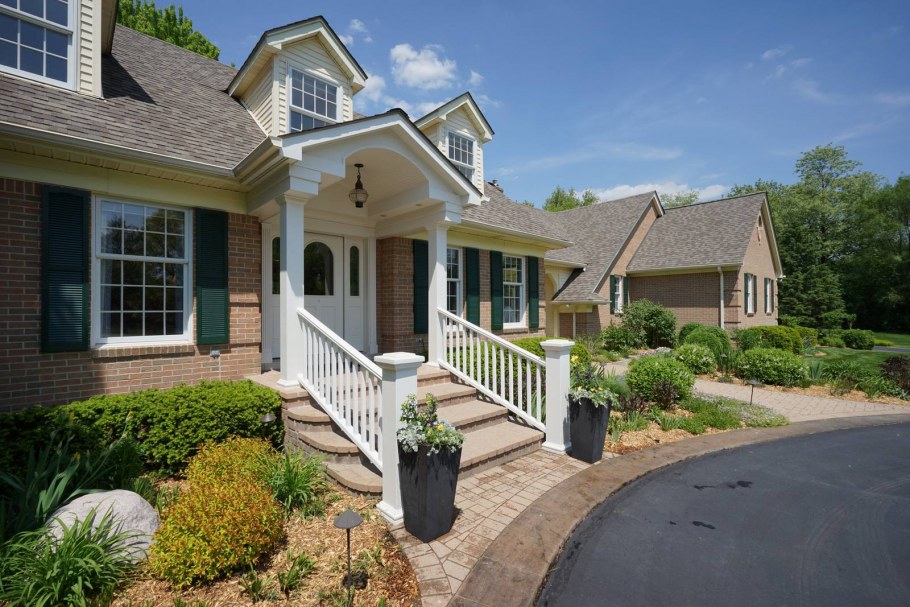 Зеленый дом с крыльцом