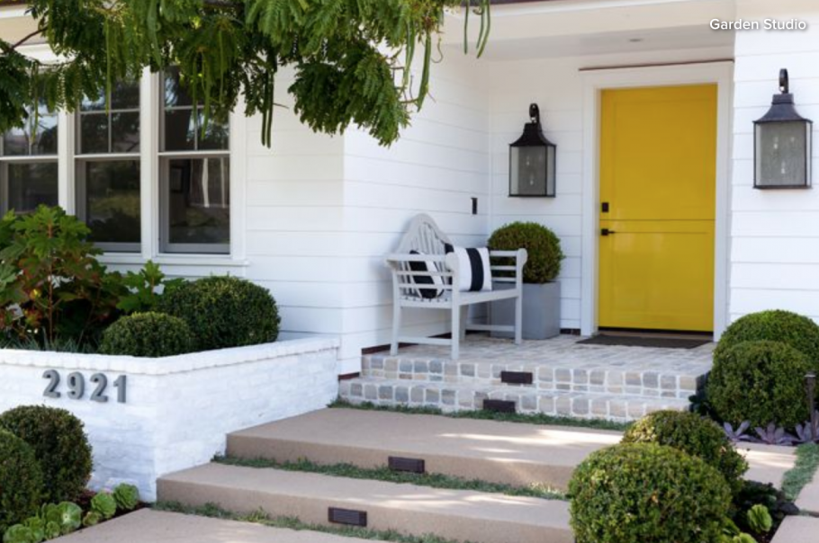 Входная группа в частном доме с высоким цоколем