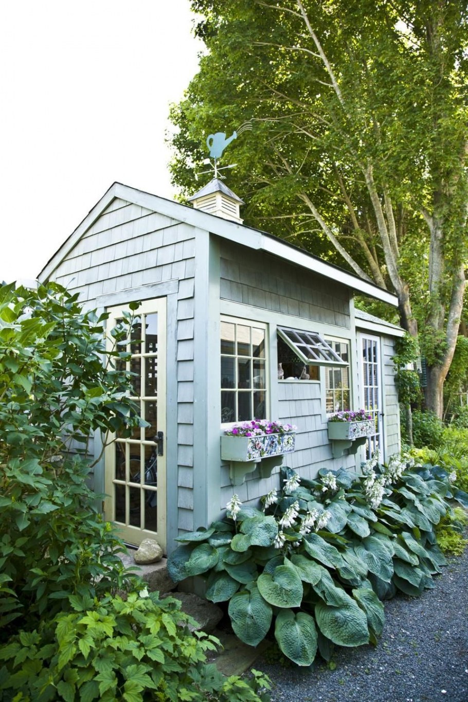 Сарай в саду