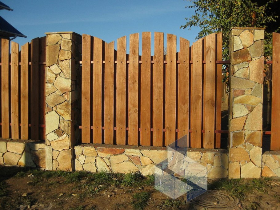 Деревянный забор с каменными столбами