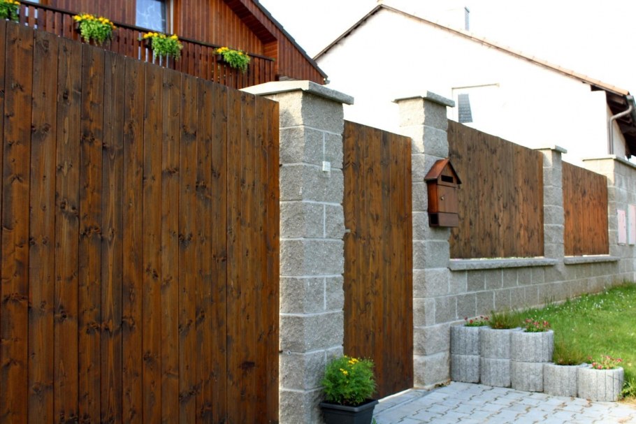 Оштукатуренный забор