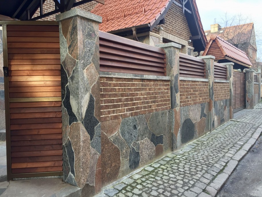 Забор облицованный камнем