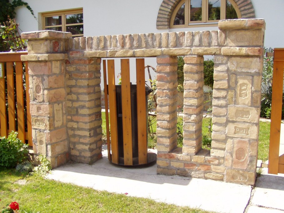 Высокий каменный забор