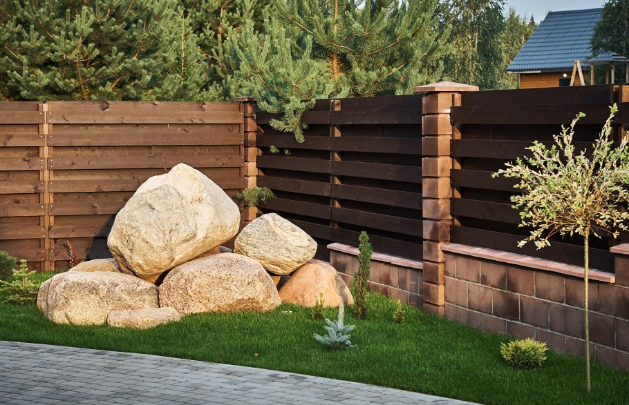 Коттеджи с горизонтальным забором