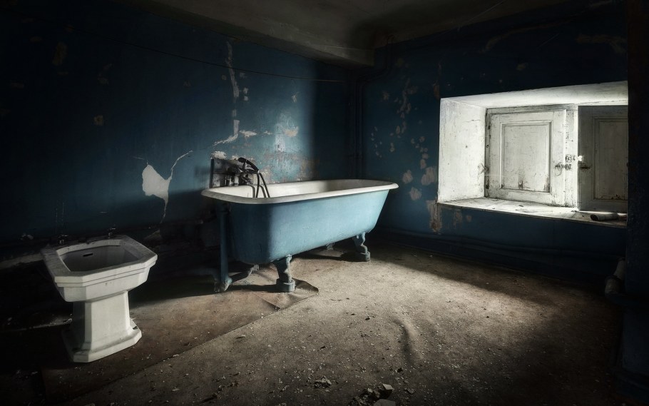 Мрачная ванная комната