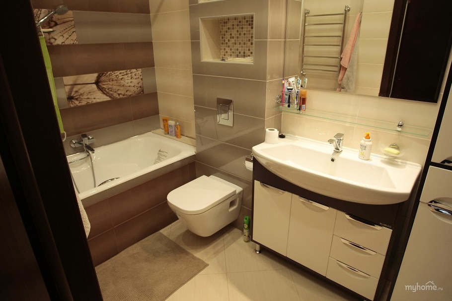 Унитаз рядом с ванной