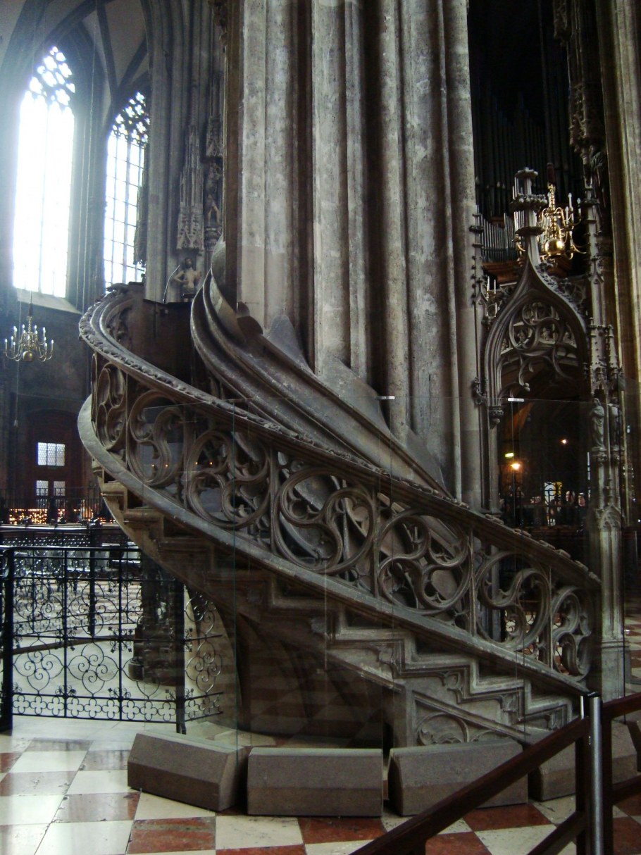 Винтовая лестница в готическом стиле