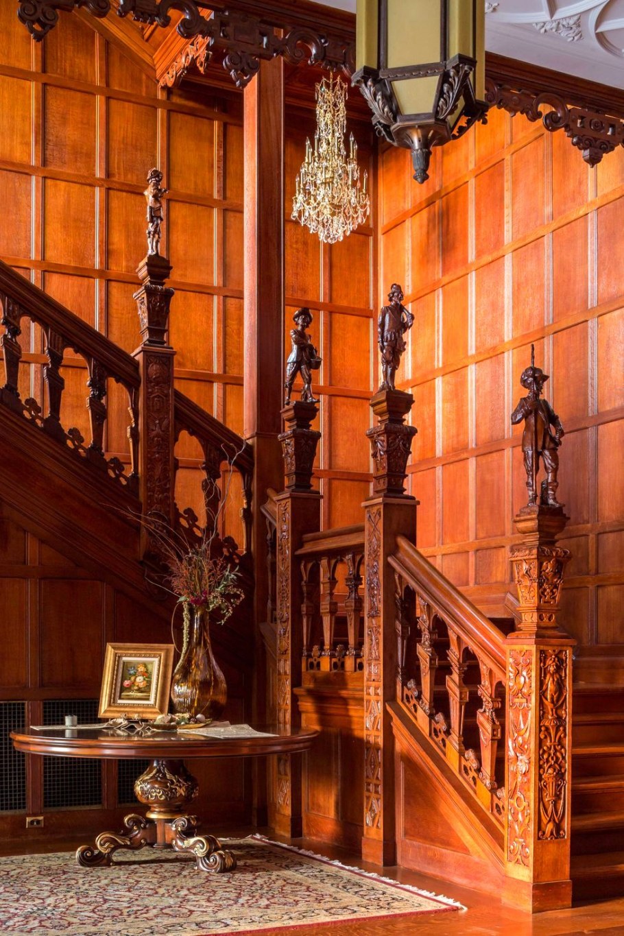 Лестница в готическом стиле