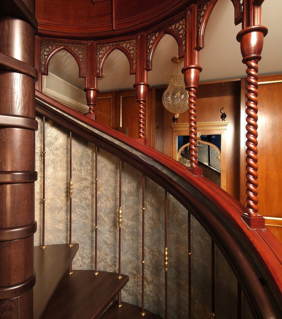 Лестница в готическом стиле