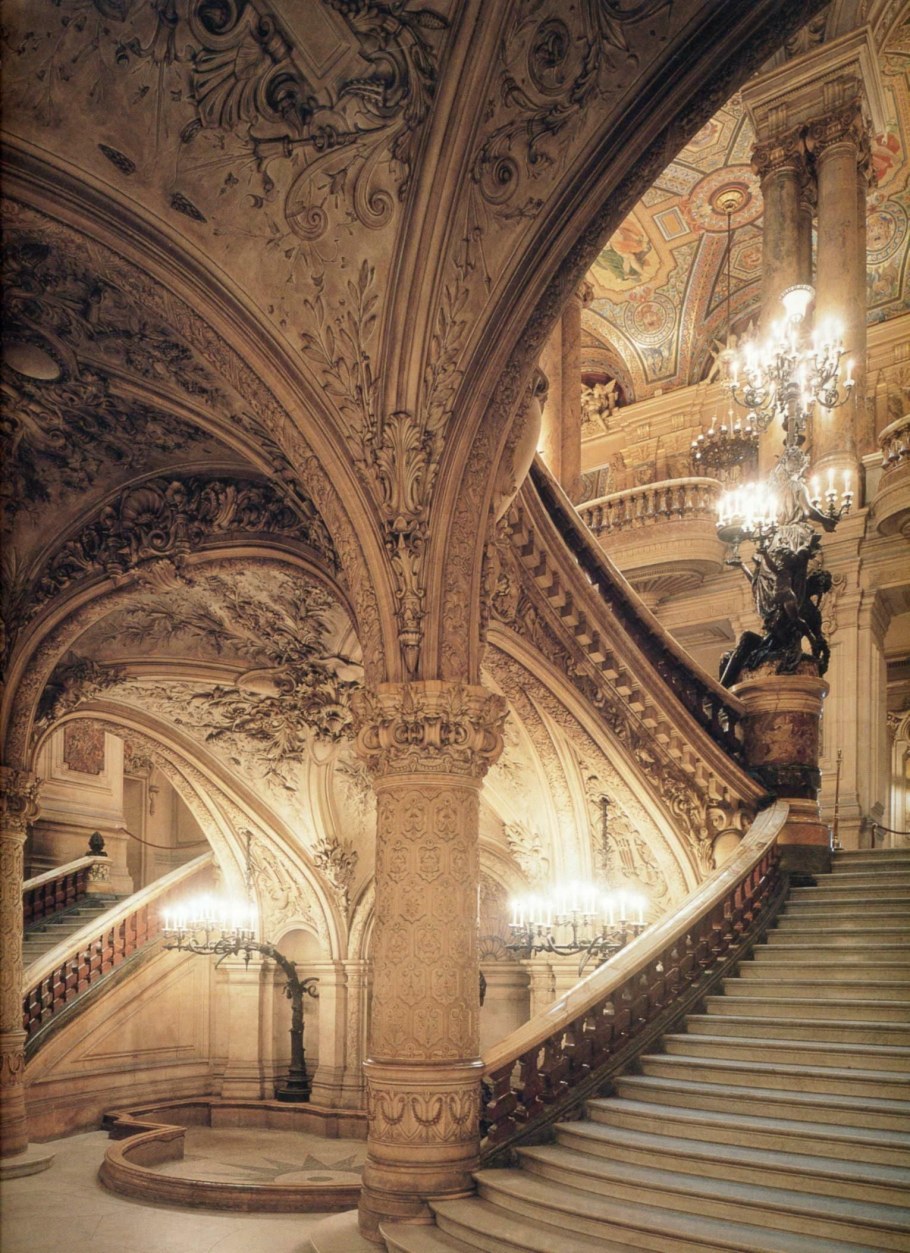 Парадная лестница в Гранд опера в Париже