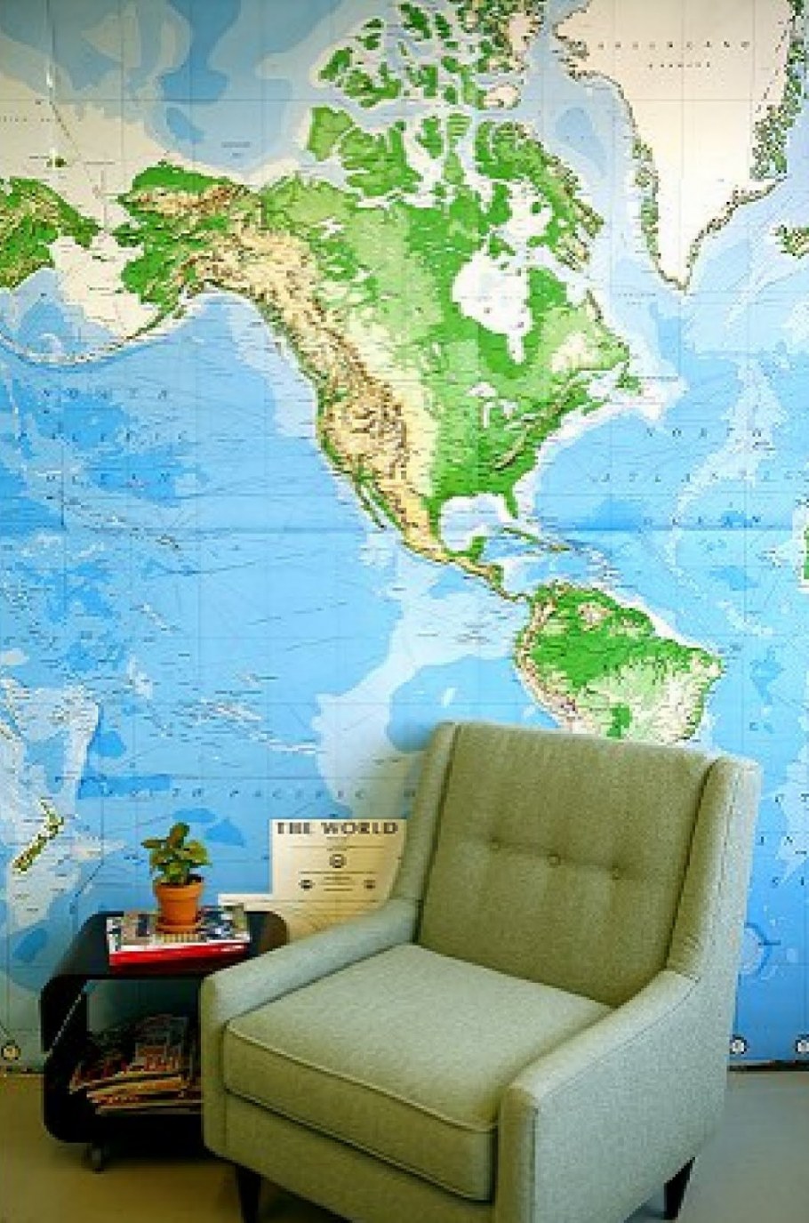 Глобус и карта в интерьере лестницы