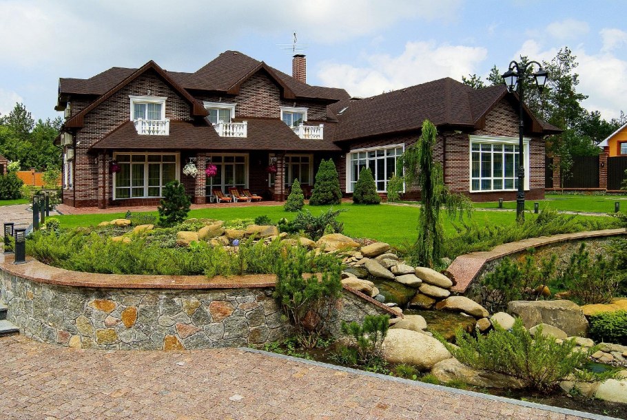 Коттедж с участком