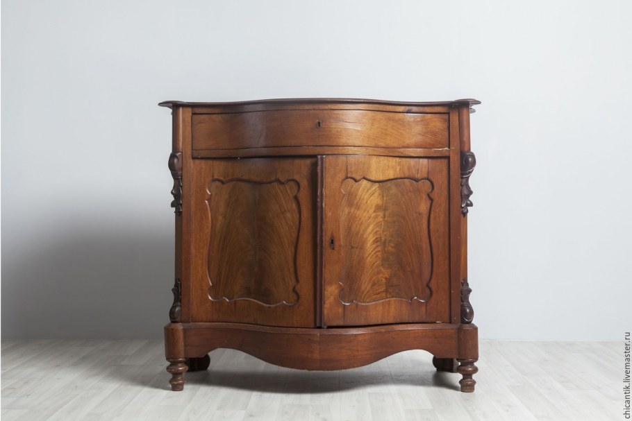 Старинный комод в интерьере