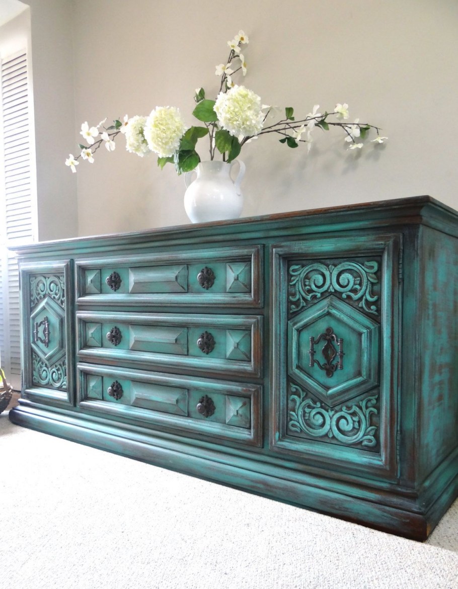 Старинный зеленый комод