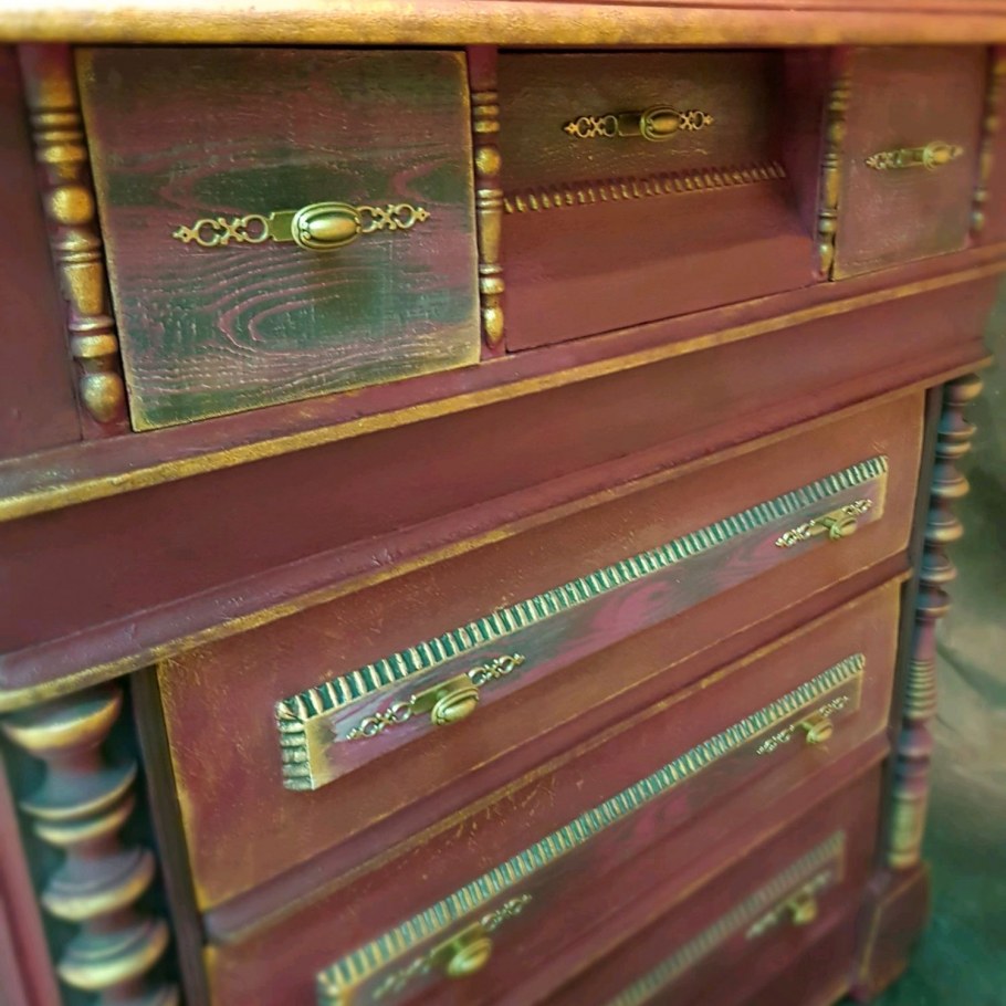 Комод темно зеленого цвета