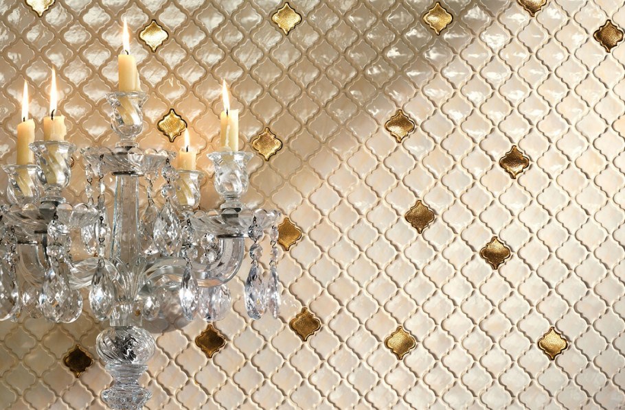 Мозаика белая с золотом в интерьере
