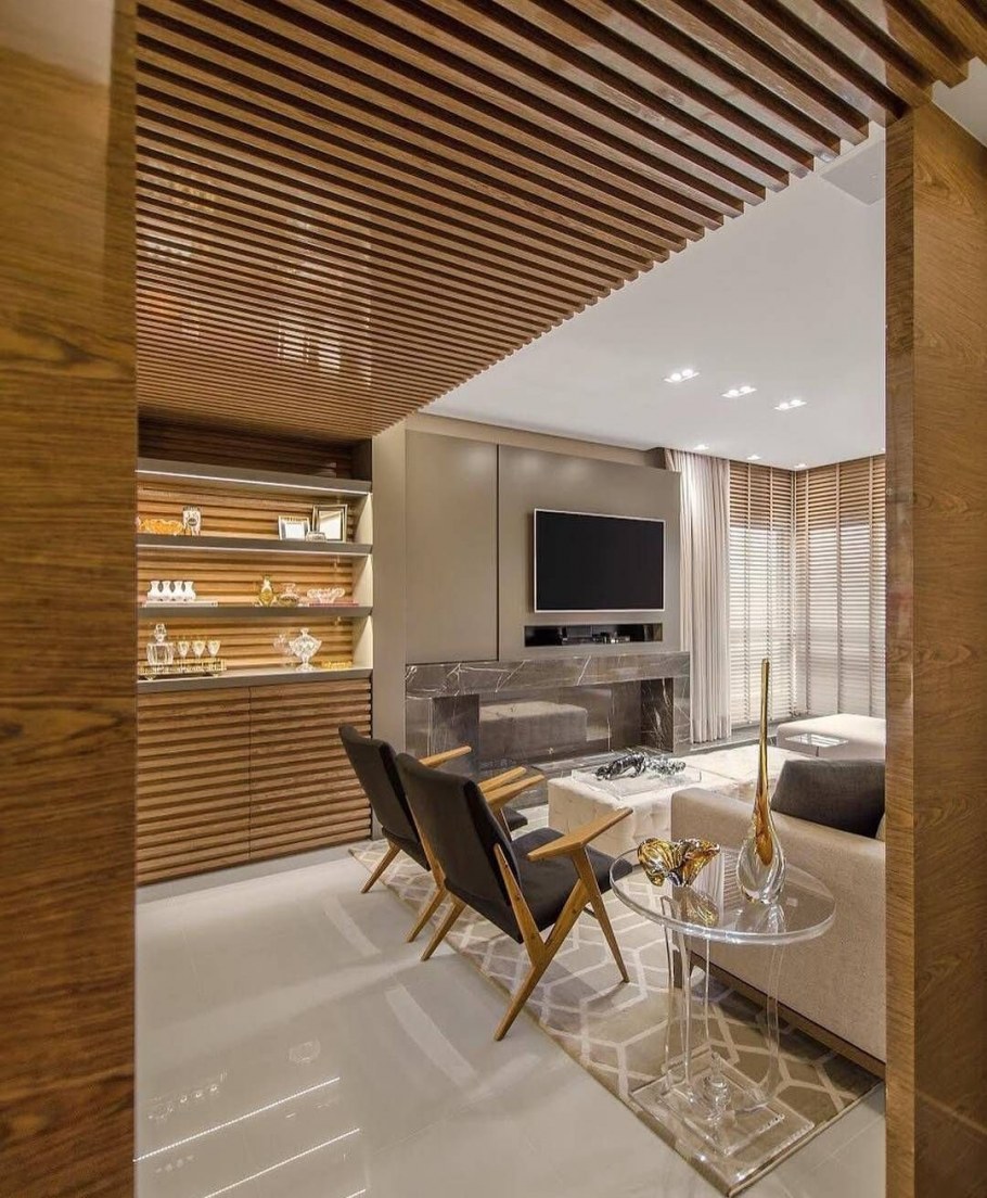 Деревянные рейки на потолке