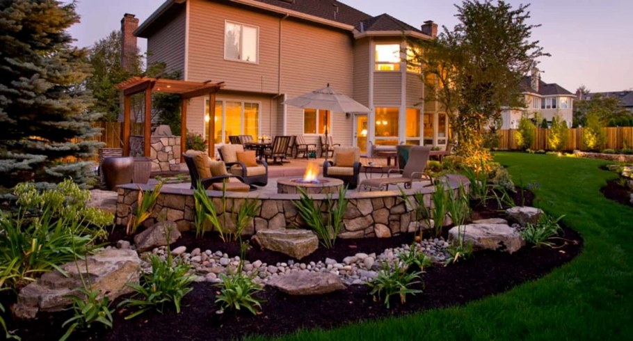 Двор возле коттеджа