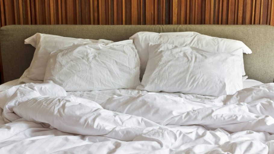 Одеяло на кровати вид сверху