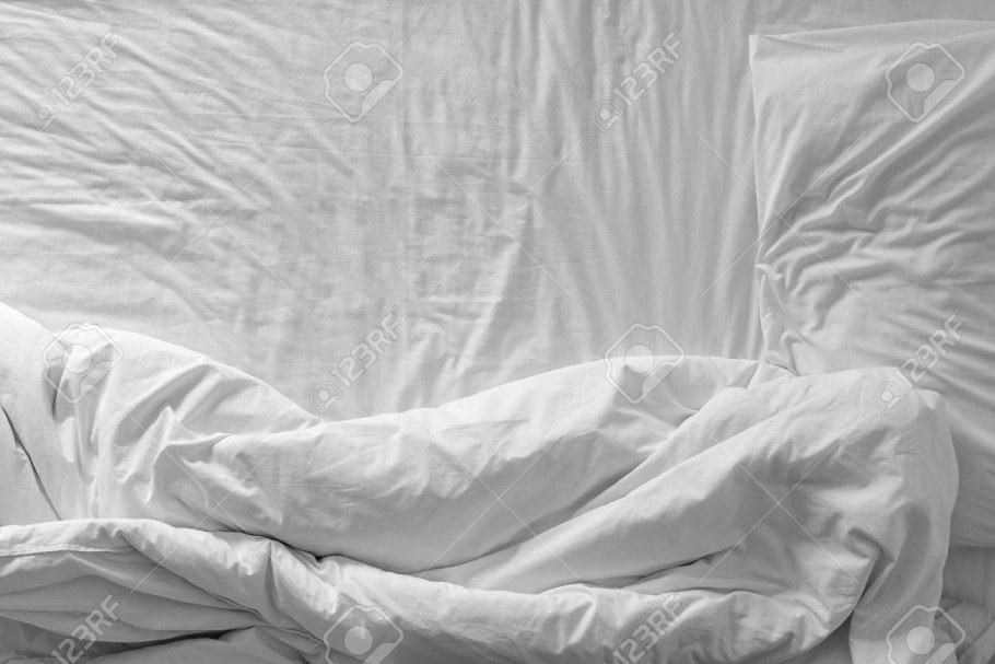 Белое постельное белье вид сверху