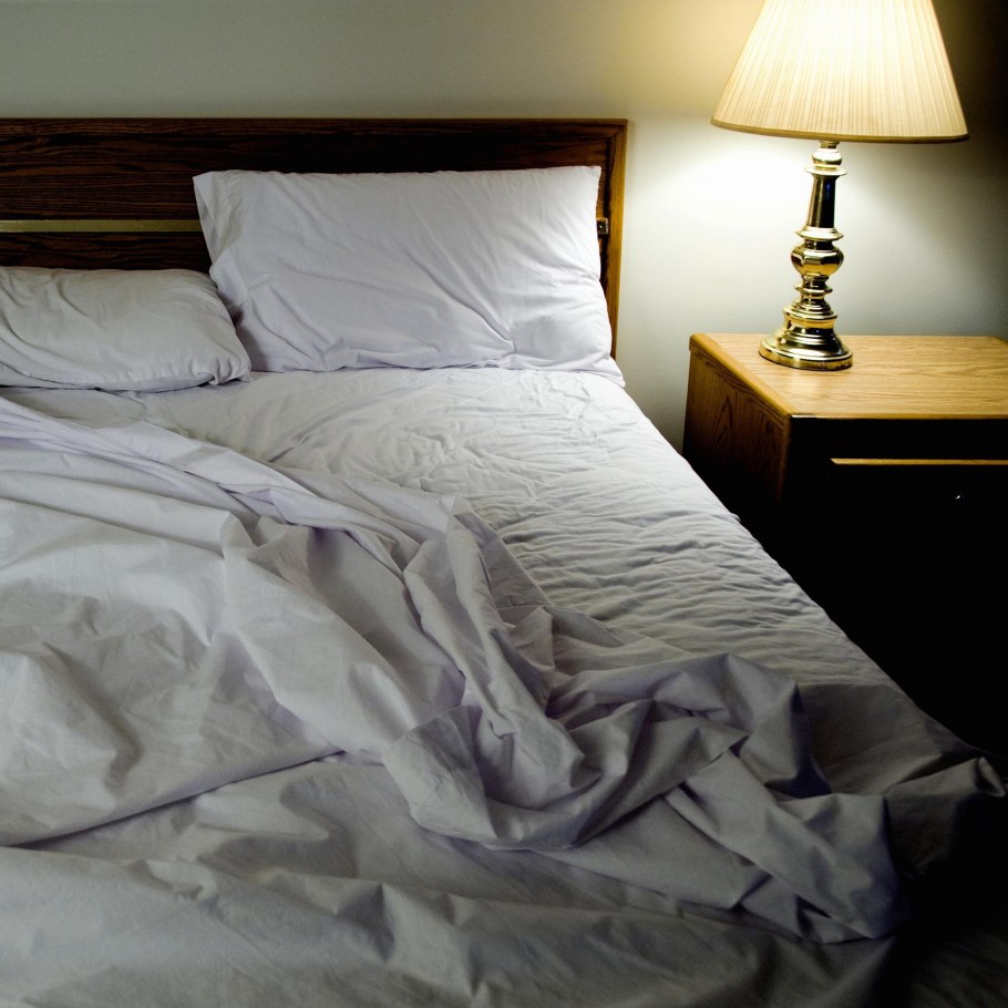 Незаправленная кровать