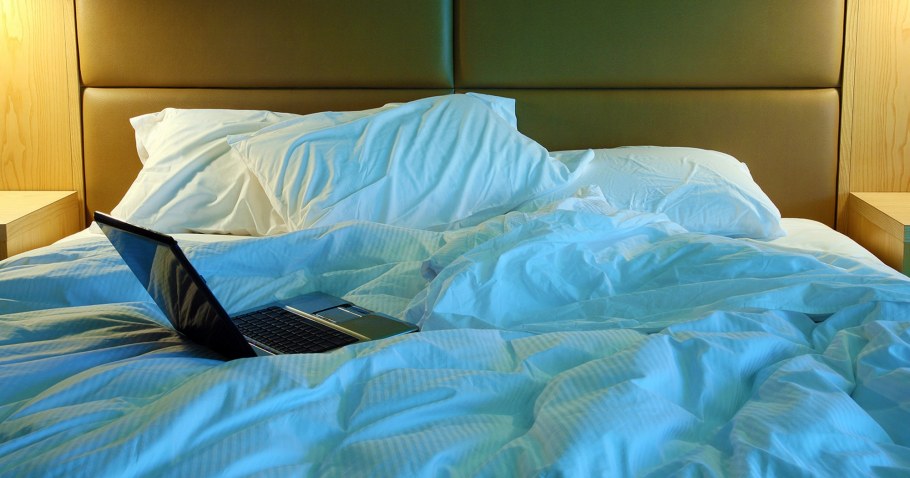 Кровать с ноутбуком фон