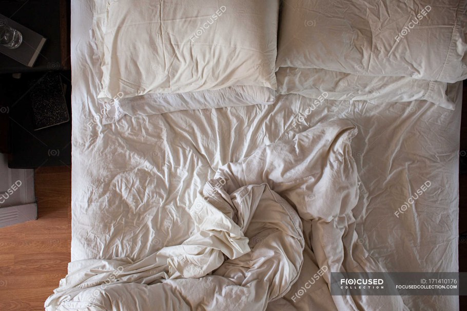 Мятая подушка на кровати