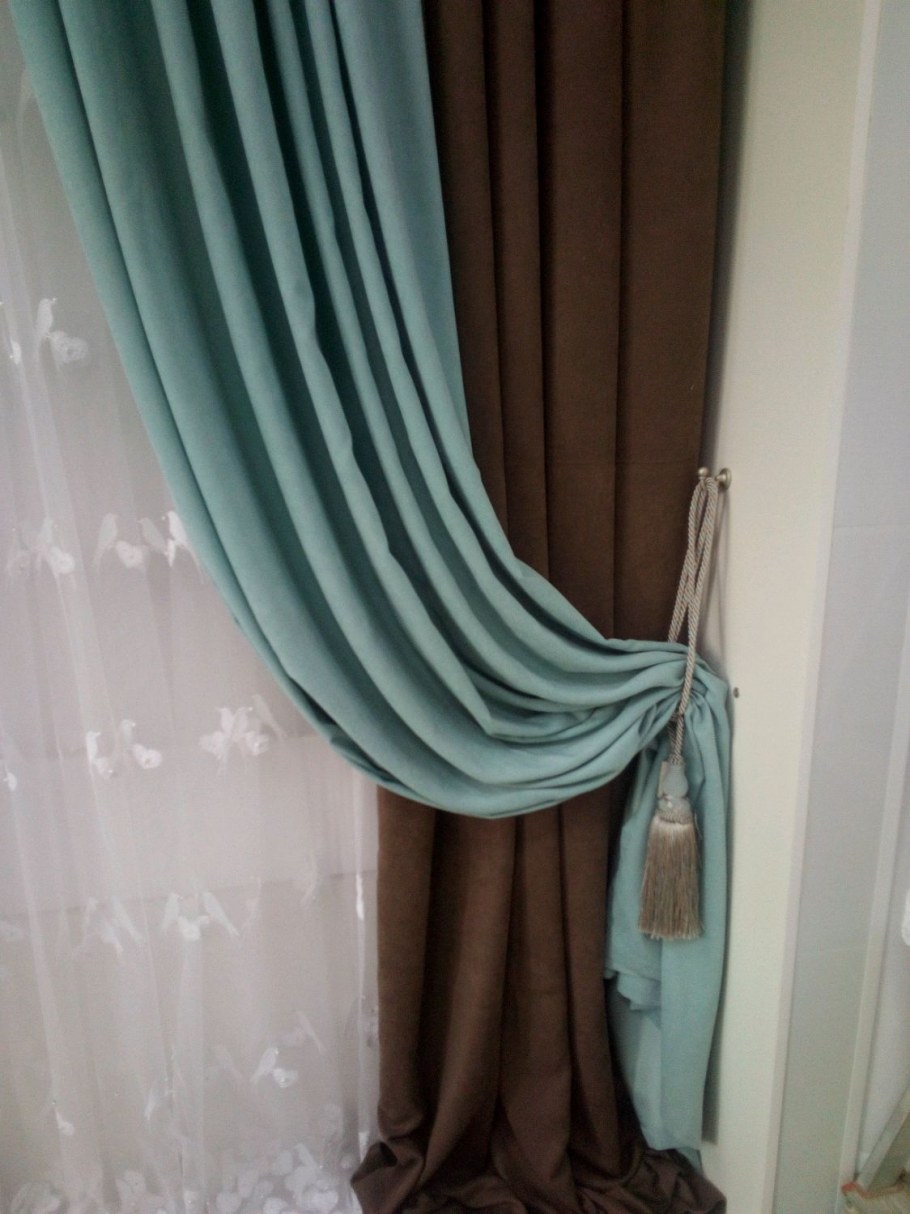 Бирюзовые шторы в спальне