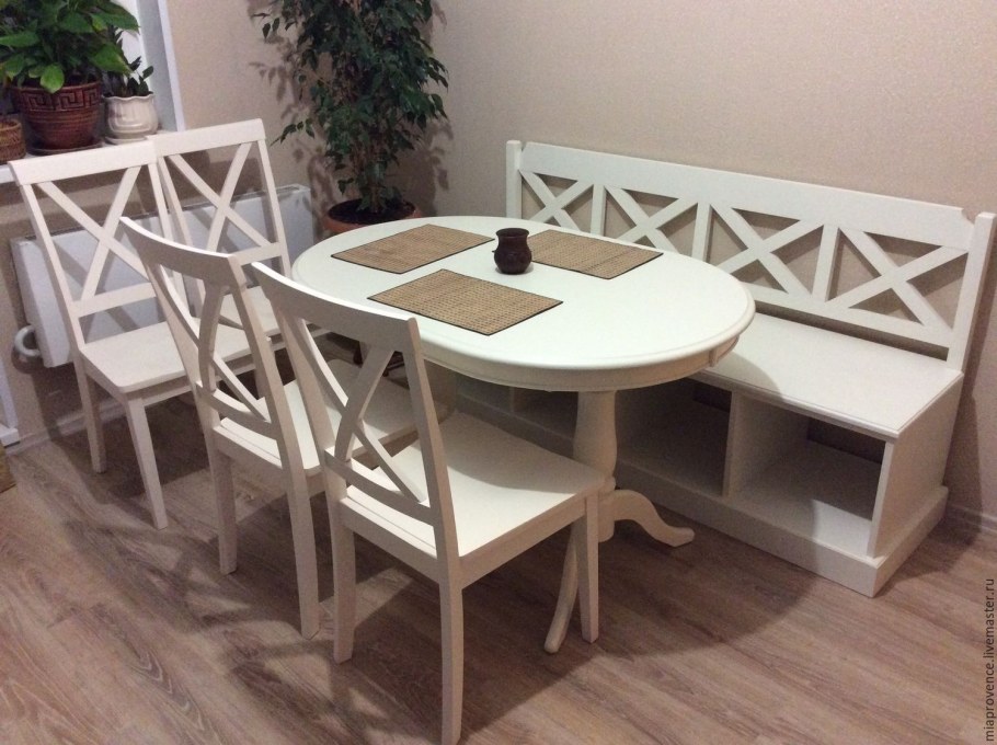 Скамья с подушками для кухни