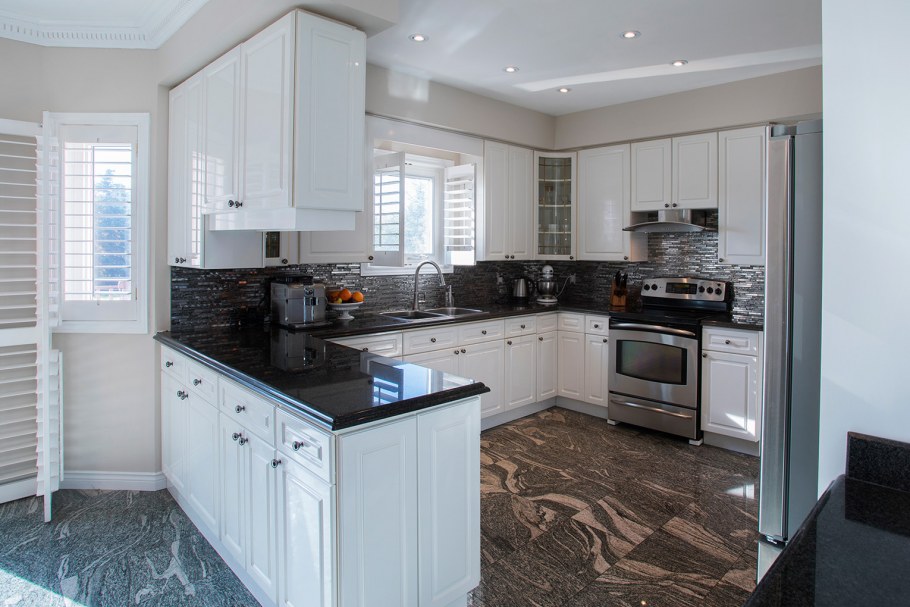 Фартук для черно белой кухни