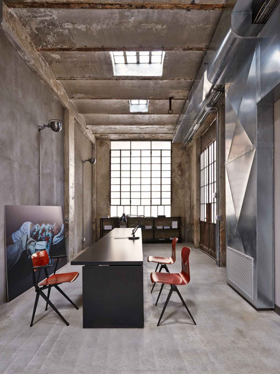 Небольшой кабинет в стиле лофт