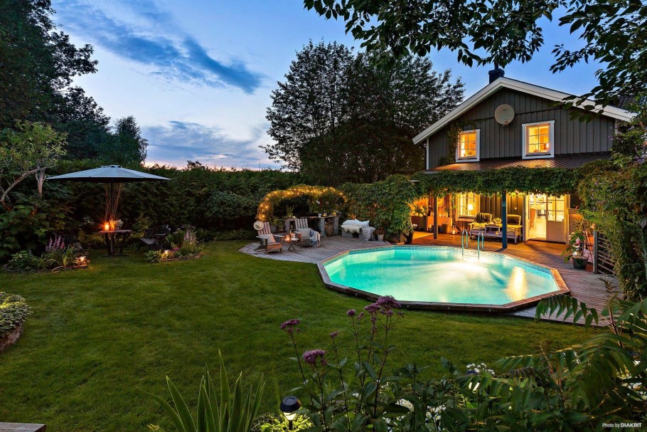 Дачный дом с бассейном