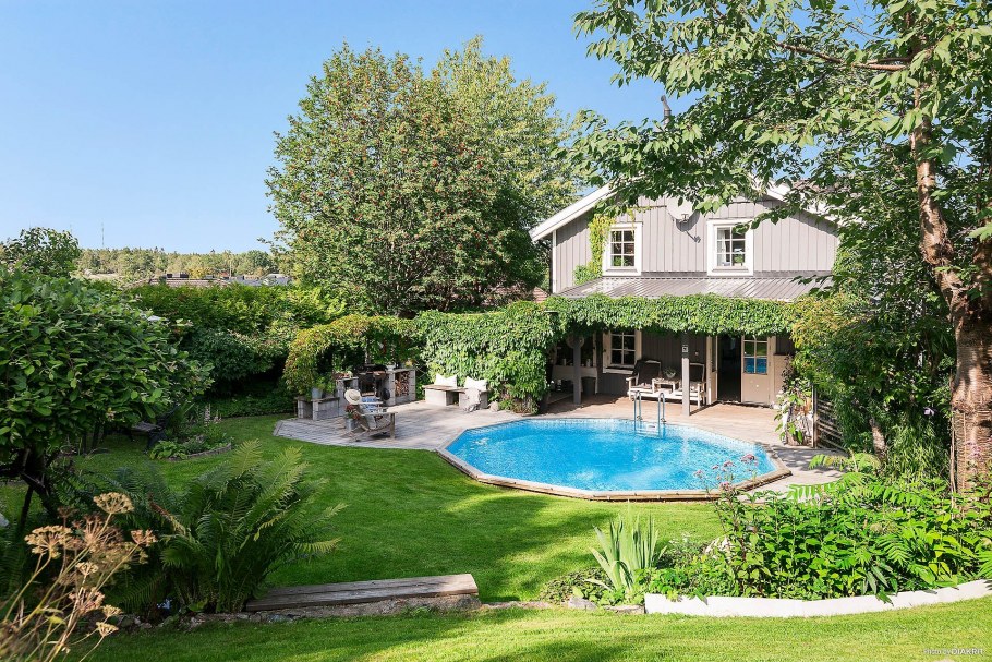 Шикарная дача с бассейном