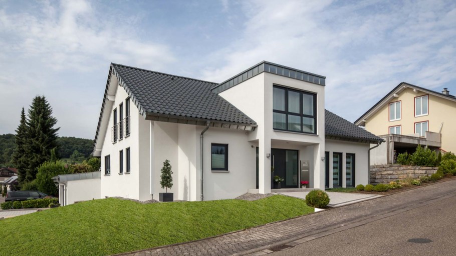 Белый фасад