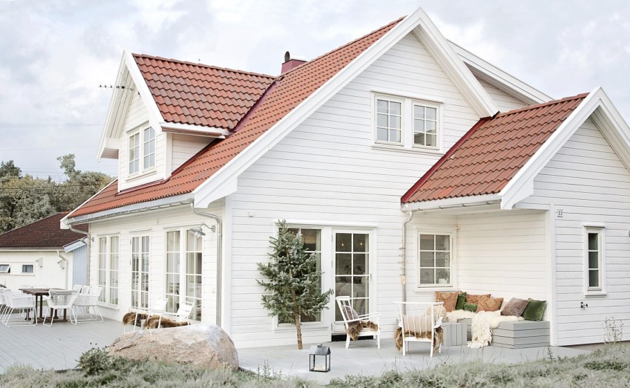 Белый фасад дома