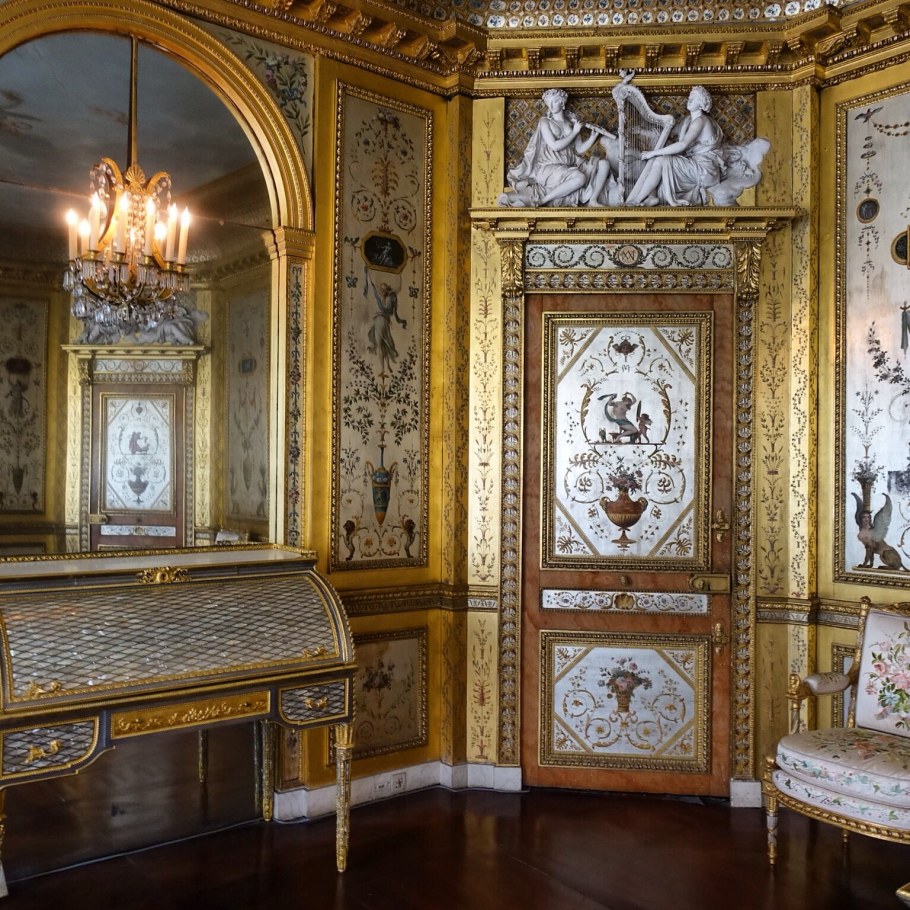 Роскошная гостиная в особняке в стиле рококо